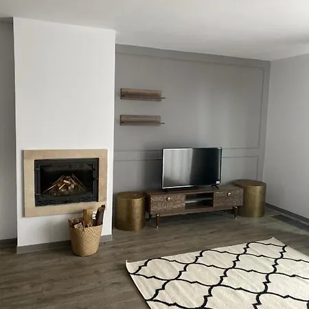 Five Apartment *